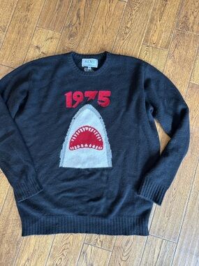 Remy cashmere Jaws Men's Black '1975' Shark Graphic Crewneck Sweater